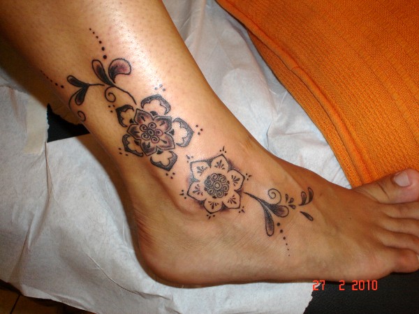 Sidnei - Mehndi flowers tattoo photo